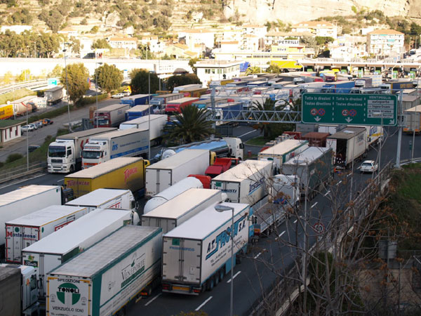 Sciopero autotrasportatori, disagi a Taranto: occupate strade statali e caselli autostradali
