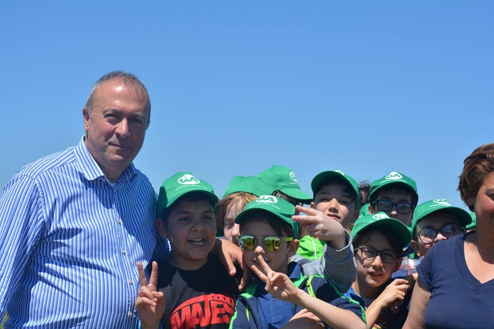 Visita scolastica in un campo di albicocche